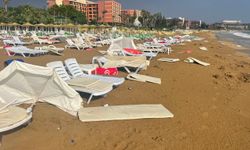 Antalya Alanya ilçesi İncekum Plajı’nda tatilcilere sağanak yağış ve fırtına şoku