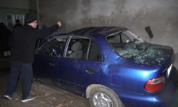 Bursa'da çatı parçaları araçların üzerine devrildi