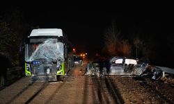 Kocaeli İzmit ilçesinde otomobil belediye otobüsüyle kafa kafaya çarpıştı! 1 ölü, 2 yaralı