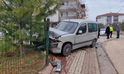 Bursa’da hafif ticari araç ile öğrenci servisi çarpıştı