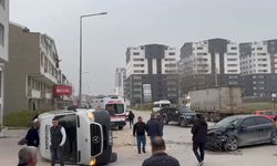 Bursa'da servis minibüsü ile otomobil çarpıştı