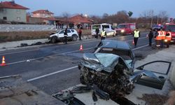 Uşak’ta feci kaza! İki otomobil kafa kafaya çarpıştı: 1 ölü, 2 yaralı