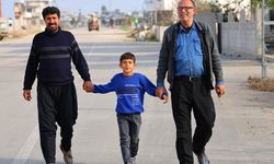 Adana’da bir çocuk hayata çift renk bakıyor