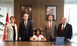 Bursa İnegöl Belediyesi’nde başkanlık makamı çocuklara verildi