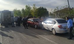 Samsun Vezirköprü ilçesinde iki otomobil kafa kafaya çarpıştı: 8 yaralı