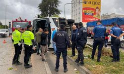 Antalya Serik ilçesinde otel servis aracı devrildi: 19 yaralı