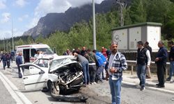 Antalya - Isparta karayolunda iki otomobil birbirine girdi: 1 ölü, 7 yaralı