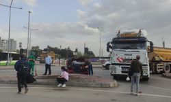 Bursa'da hafif ticari aracın çarptığı tır refüje daldı