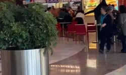 AVM’de hamburger kavgası: Garsonu darp ettiler