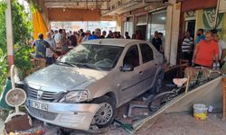 Adana’da ehliyetsiz sürücü otomobiliyle kahvehaneye girdi: 1’i ağır 5 yaralı