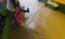 Bursa'da sağanak yağışta pazarı sel götürdü