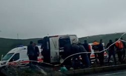 Ardahan’da minibüs devrildi! 1 ölü, 13 yaralı