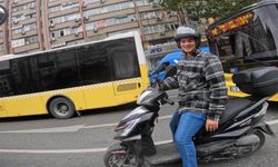 İstanbul’da trafikte güldüren kaza! Motosikletine çarpan kişi annesi çıktı