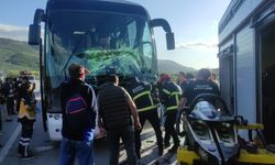 Bursa - Yalova karayolunda yolcu otobüsü tıra çarptı, faciadan dönüldü