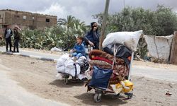 Katil İsrail'in tehdit ettiği son sığınma alanı olan Refah’tan Filistinliler, ayrılmaya başladı