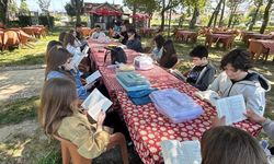 Bursa İznik ilçesinde lise öğrencileri göl kenarında kitap okudu