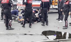 Bakırköy'de motosikletli polis ile ticari taksi çarpıştı: 2 polis yaralandı