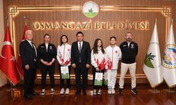 Şampiyon sporculardan Osmangazi Belediye Başkanı Erkan Aydın’a ziyaret