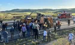 Sivas'ta karşı şeride geçen kamyon devrildi: 1 ölü, 2 yaralı