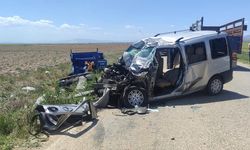 Afyonkarahisar Bolvadin ilçesinde hafif ticari araç patpatla çarpıştı: 2 ölü, 2 yaralı