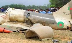 Bangladeş'te uçak düştü bir pilot hayatını kaybetti