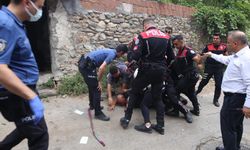 Bursa'da kendisini ikna etmeye gelen polisi bıçakladı