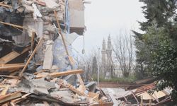 Osmangazi'de tarihi surları tehdit eden riskli bina yıkıldı