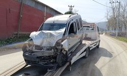 Halk otobüsü ile hafif ticari araç çarpıştı