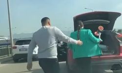 Şerit ihlali yapıp, yol vermeyen sürücünün aracına zarar verdi