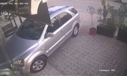 Bursa'da kuaförlük yapan kiracısının dükkanına otomobille daldı!