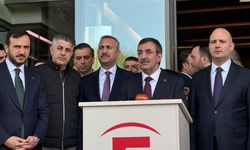 Cumhurbaşkanı Yardımcısı Cevdet Yılmaz, Sırrı Süreyya Önder'i ziyaret etmek için hastaneye geldi