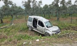 Bursa'da tarlaya yuvarlanan hafif ticari araçta 3 kişi yaralandı