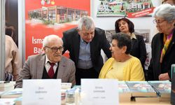 Şenal Sarıhan ve Zeki Sarıhan’a kitapseverlerden yoğun ilgi