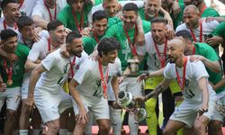 Bursaspor, şampiyonluk kupasını kaldırdı