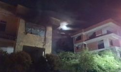 Bursa'da metruk bina alevlere teslim oldu