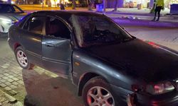 Kontrolden çıkan otomobil aydınlatma direğine çarptı: 2 yaralı
