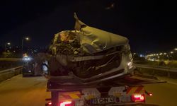 Bursa'da otomobil kamyona çarptı: 2 yaralı
