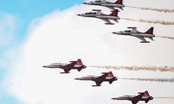 Türk Yıldızları'ndan TEKNOFEST KKTC'de gösteri uçuşu