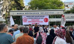 Şehitlerin hayrına aşure dağıttılar