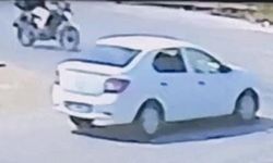 Motosiklet ile otomobilin çarpıştığı kaza kamerada