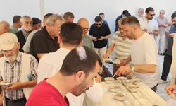 Bursalı esnaf bin 200 kişiye aşure dağıttı