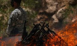 PKK'lı ilk grubun silahlarını yakması dünya basınında