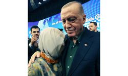 Emine Erdoğan, başını eşinin omzuna dayadı gözyaşlarını tutamadı