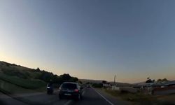 Otomobil motosikleti ezmekten kıl payı kurtuldu