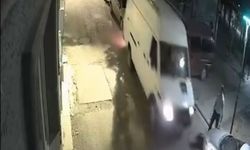 Minibüsüyle geri manevra yaparken, 2 otomobile çarpıp kaçtı