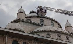 Cami kubbesinde ayağı sıkışan leylek kurtarıldı