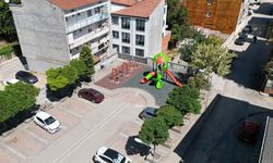 İnegöl Belediyesi eskiyen çocuk parklarını yeniliyor