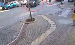 Bursa'da sinyal vermeden dönen hafif ticari araca çarptı