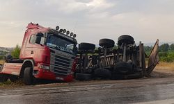Bursa İnegöl’de kum yüklü TIR devrildi