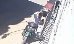 7 yaşındaki kızına defalarca tokat atıp, saçından sürükledi